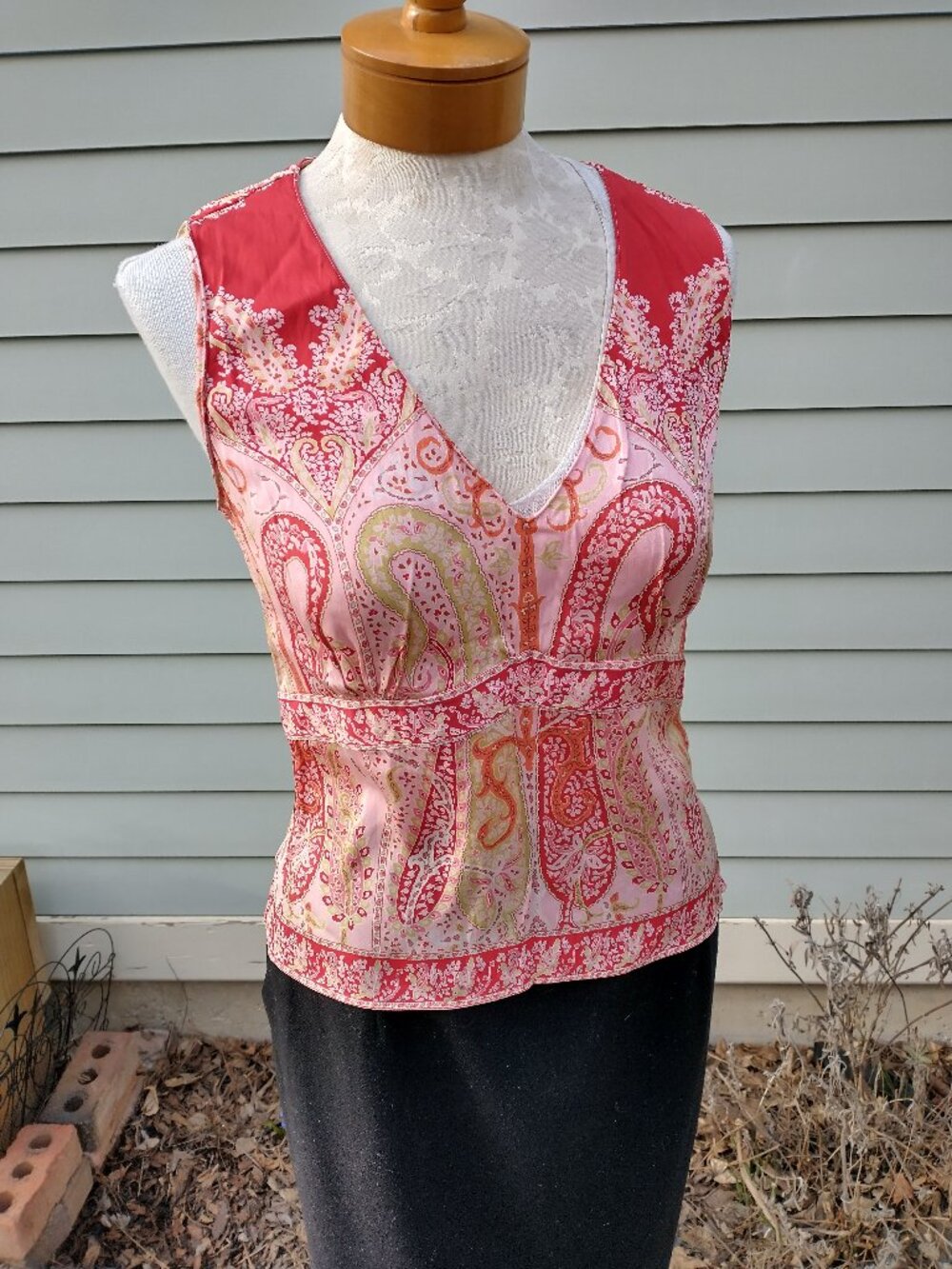 Blouse: Silk red/pink paisley, sleeveless v-neck. Size Medium - by Elie Tahari